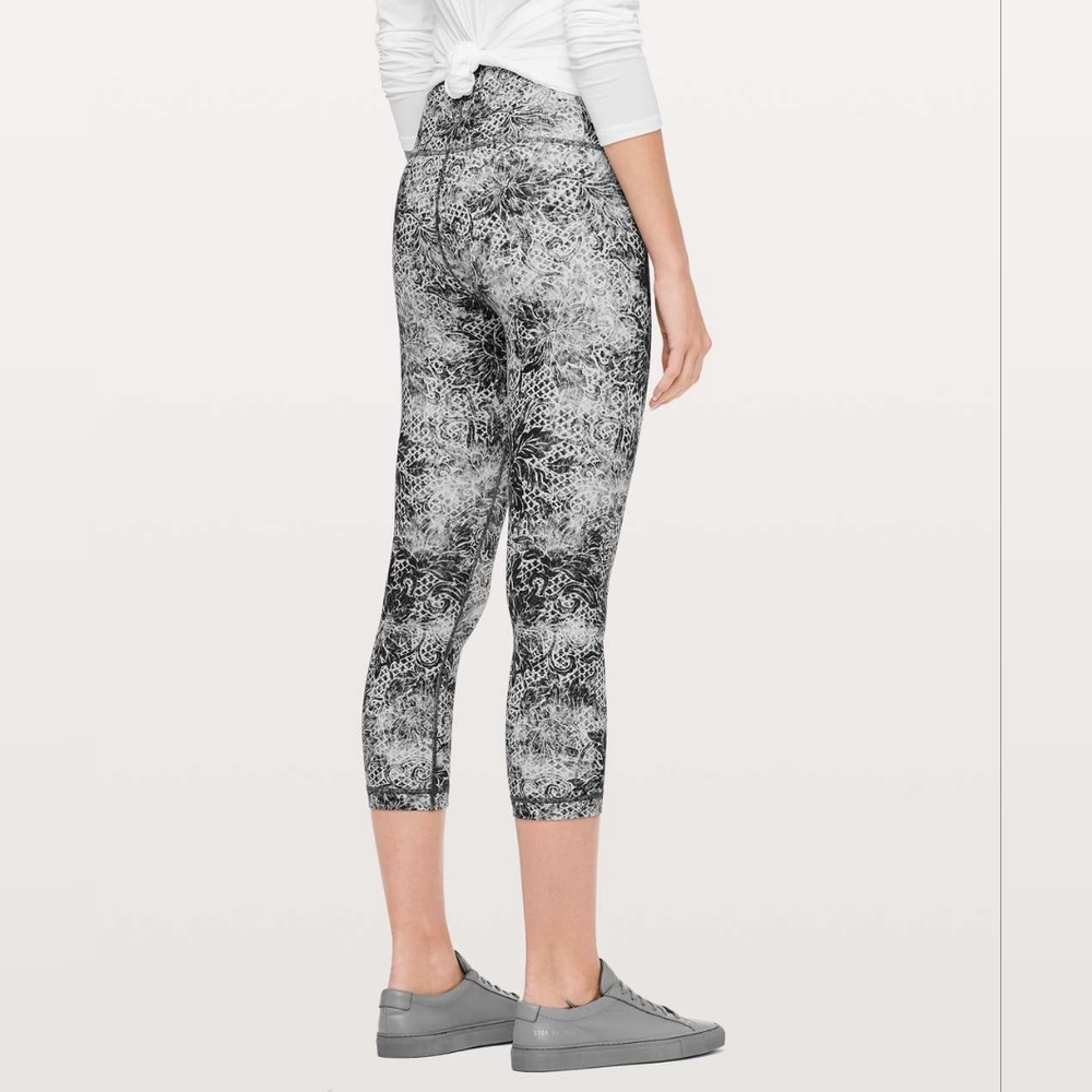 Lululemon Wunder Under Crop (High-Rise) *Full-On Luxtreme 21" Size 8